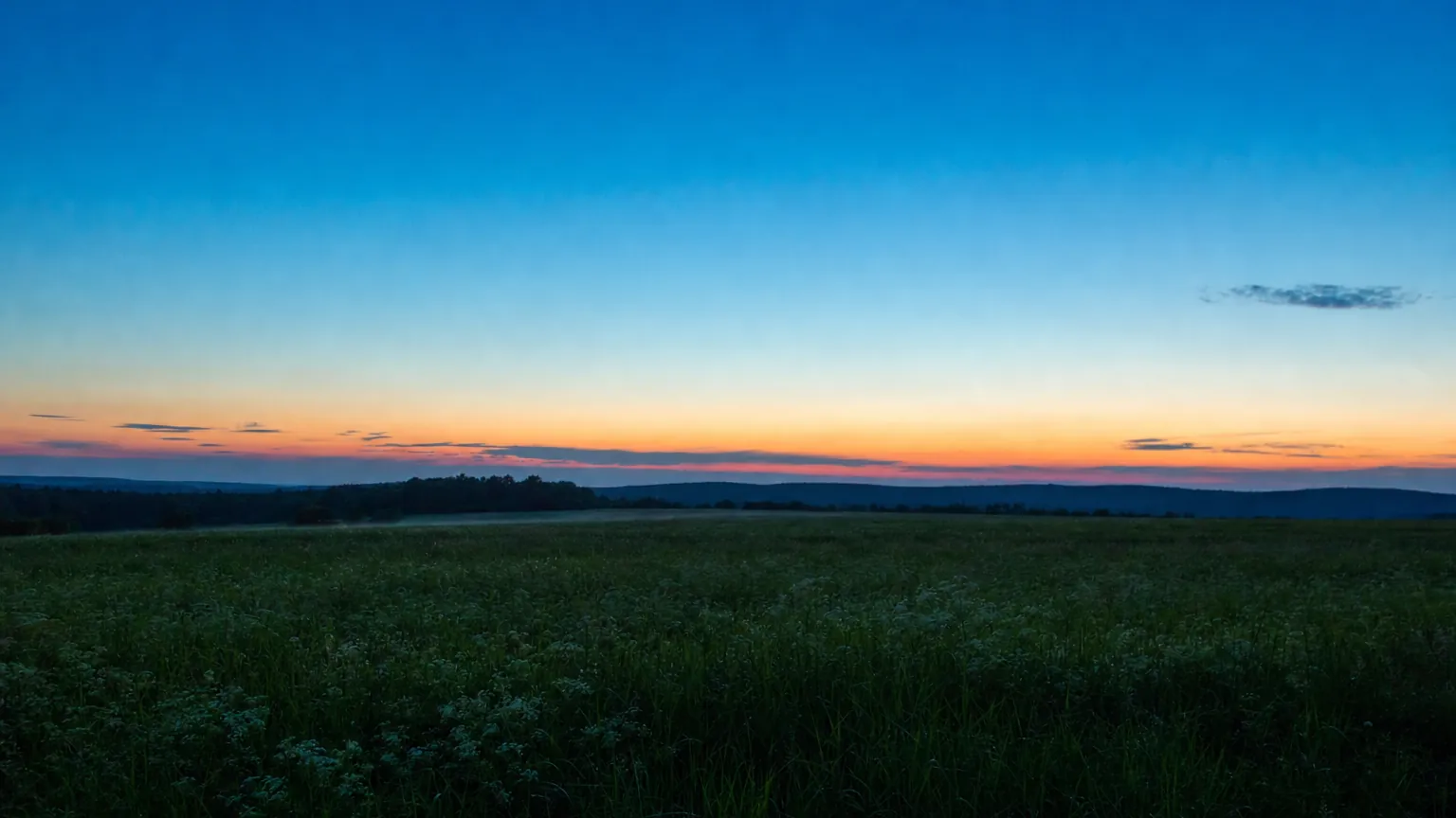 Lange Maidämmerung: der Himmel bleibt hell, lange nachdem die Sonne untergegangen ist. (mit AI erstelltes Bild)