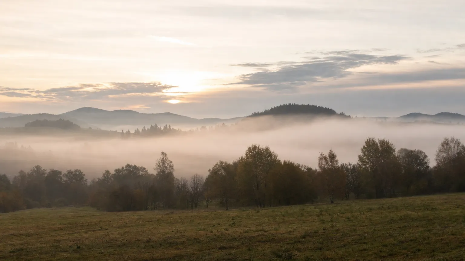 Septembermorgen mit Talnebel – um die Tagundnachtgleiche sind Tag und Nacht fast gleich lang. (mit AI erstelltes Bild)